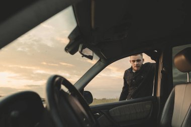 Kovboy kovboy arabası kırmızı ışık günbatımı yaz