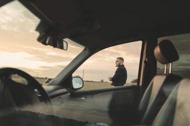 Kovboy kovboy arabası kırmızı ışık günbatımı yaz