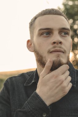 Kovboy kovboy arabası kırmızı ışık günbatımı yaz