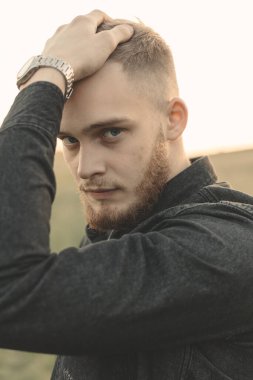 Kovboy kovboy arabası kırmızı ışık günbatımı yaz