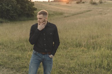 Kovboy kovboy arabası kırmızı ışık günbatımı yaz