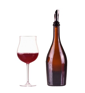 Kırmızı şarap dispenseri ile bir şişe ve cam ile kırmızı şarap cam, şarap, şişe üzerinde beyaz izole.