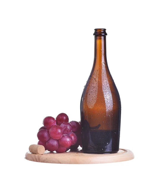 Botella de vino tinto y uvas sobre plato de madera aislado sobre blanco —  Fotos de Stock