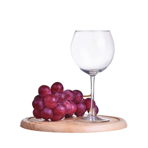 Copa de vino tinto y uvas, aislada sobre blanco —  Fotos de Stock