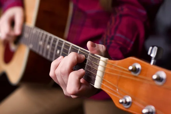 akustik gitar çalmak kadının ellerini kapatın. Akustik gitar kız ya da kadın uzun saçlı parmak tarafından oynarken. akor parmak pozisyon. seçici odak resim