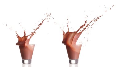 Süt ve çikolatalı kakao beyaz arka planda izole edilmiş bir bardağa sıçrar.