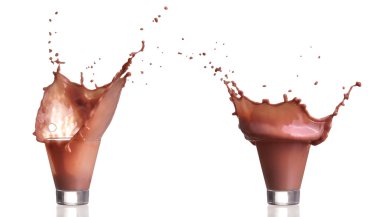 Süt ve çikolatalı kakao beyaz arka planda izole edilmiş bir bardağa sıçrar.