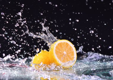 Makro su sıçrama üzerinde limon. Sulu limonlu su damlaları