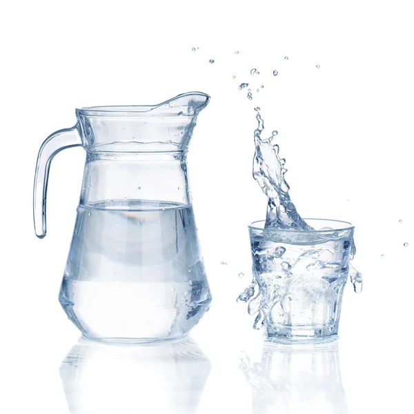 Szkło woda z splash i butelka na białym tle na białym tle — Zdjęcie stockowe