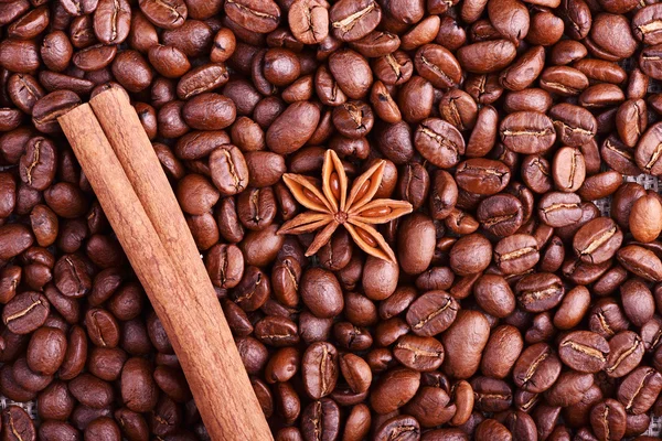 Brauner Kaffee, Zimt und Sternanis auf dem Tisch — Stockfoto