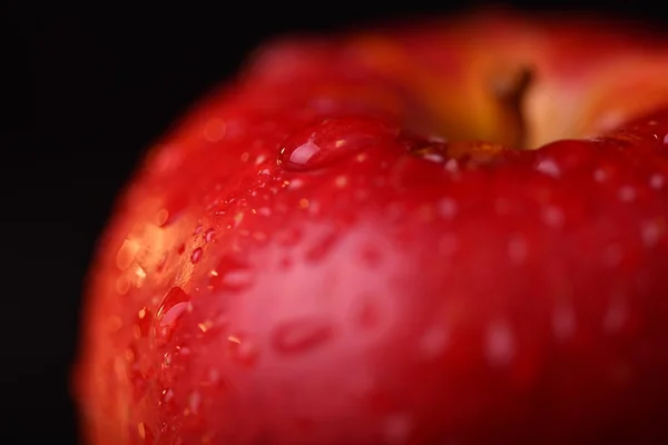 어두운 배경에 빨간 사과입니다. 매크로 물 방울 — 스톡 사진
