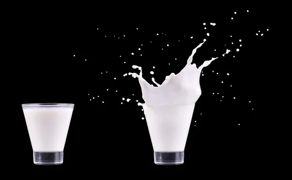 Cam siyah arka plan üzerine beyaz taze süt sıçrama