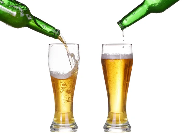 Bira cam şişe beyaz arka plan üzerinde izole içine yağıyor. Bira yapmak sıçrama