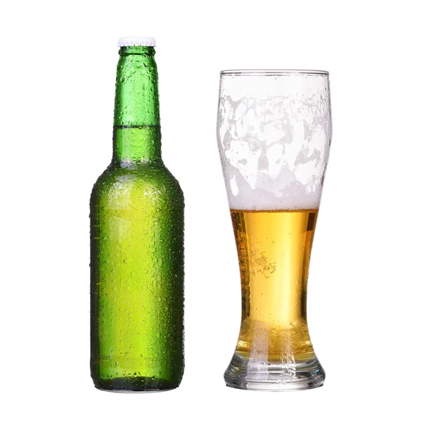 Botella aislada y vidrio con cerveza ligera — Foto de Stock