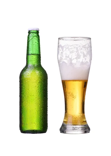 Botella aislada y vidrio con cerveza ligera — Foto de Stock