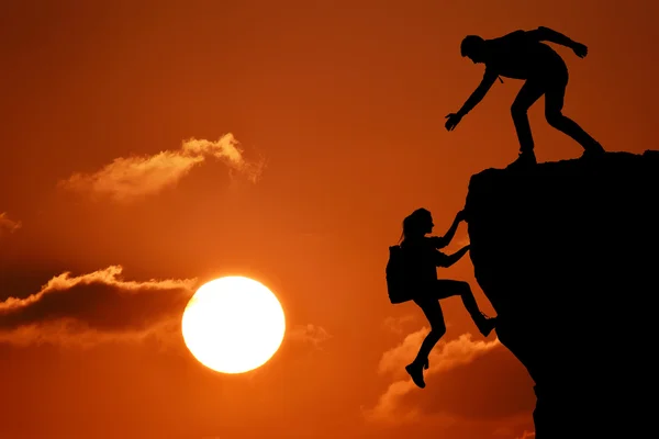 Ortak çalışma ekip çalışması iki kişi adam ve kız yolcuları birbirimize üstüne bir dağcılık takımı, güzel bir günbatımı manzara yardımcı.