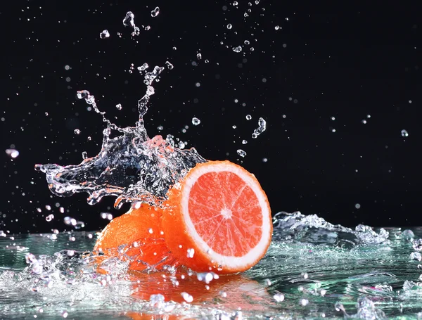 Macro water splash on grapefruit. Water drops with juicy grapefruit — Stock Photo, Image