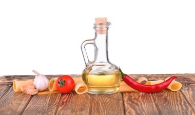 Makarna makarna erişte, zeytin yağı, ayçiçek yağı, sarı yağ, cherry domates, biber, sarımsak beyaz arka plan üzerinde izole ile şişe