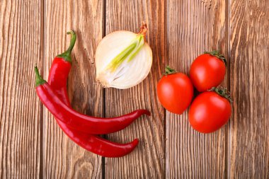 Sıcak sulu domates kiraz ve kırmızı biber biber ahşap masa üstü görünümü