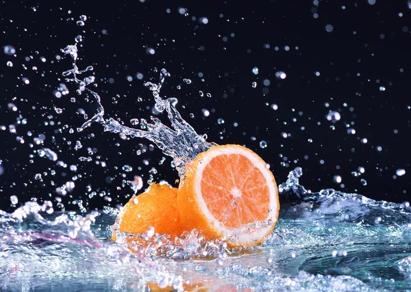 Macro water splash on orange. Water drops with juicy orange — Stock Photo, Image