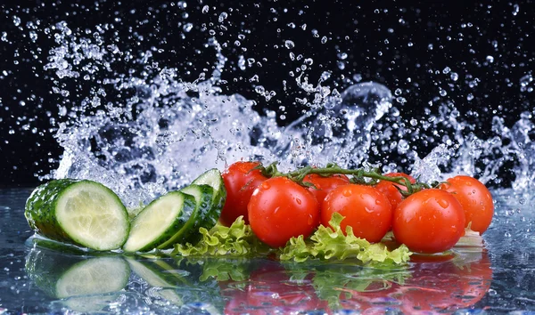 Sałatka, pomidor i ogórek z kropli plusk wody — Zdjęcie stockowe
