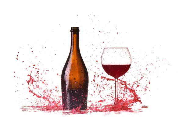 Copo com garrafa de vinho tinto respingo e vidro com vinho tinto, respingo de vinho tinto, derramamento de vinho na mesa isolada em fundo branco, grande respingo ao redor — Fotografia de Stock