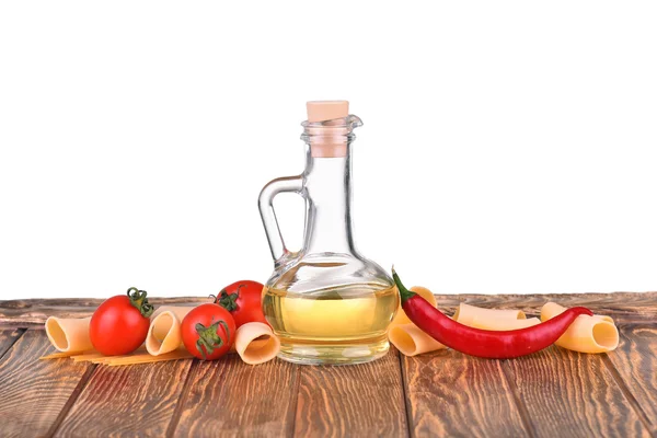 Macarrão de macarrão de macarrão, garrafa com azeite, óleo de girassol, óleo amarelo, tomate cereja, pimenta, alho isolado sobre fundo branco — Fotografia de Stock