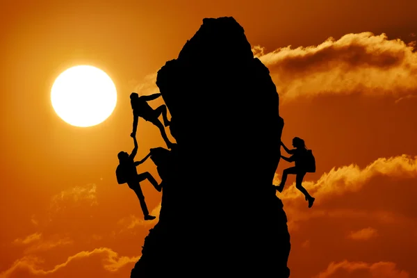 Ortak çalışma çalışması iki adam gezginler ve kız üzerine bir dağcılık takımı, güzel bir günbatımı manzara birbirimize yardımcı