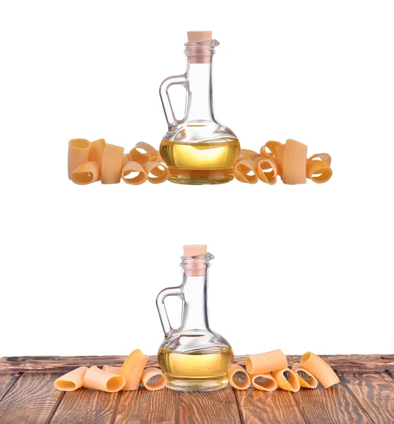 Set de fideos de pasta espagueti, botella con aceite de oliva, aceite de girasol, aceite amarillo, tomates cherry aislados sobre fondo blanco — Foto de Stock