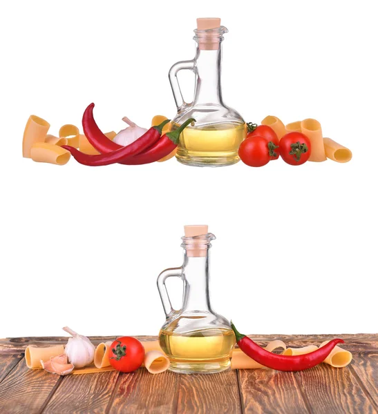 Fideos de pasta espagueti, botella con aceite de oliva, aceite de girasol, aceite amarillo, tomates cherry, chile, ajo aislado sobre fondo blanco — Foto de Stock