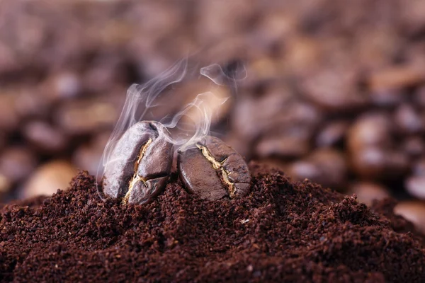 Closeup makro kávová zrna s kouřem — Stock fotografie