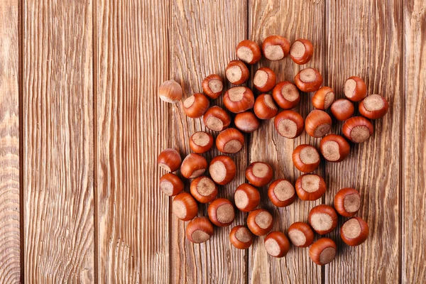 Avellanas sobre el fondo de la mesa de madera marrón Imagen de stock