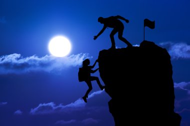 Ortak çalışma ekip çalışması iki kişi adam ve kız yolcuları birbirimize üstüne bir dağcılık takımı, güzel bir günbatımı manzara yardımcı.