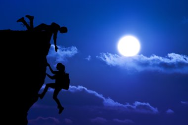 Ortak çalışma ekip çalışması iki kişi adam ve kız yolcuları birbirimize üstüne bir dağcılık takımı, güzel bir günbatımı manzara yardımcı.