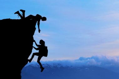 Ortak çalışma ekip çalışması iki kişi adam ve kız yolcuları birbirimize üstüne bir dağcılık takımı, güzel bir günbatımı manzara yardımcı.