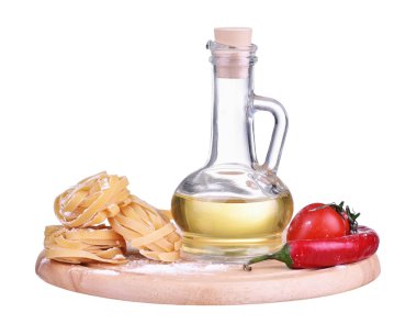 Makarna makarna erişte bir zeytinyağı, biber ve domates ahşap plaka üzerinde beyaz izole