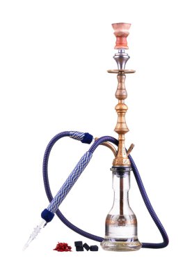 Beyaz bir arka plan üzerinde izole nargile. Su boru, nargile tütünü, kömür, kömür