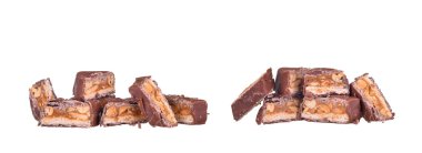 Beyaz bir arka plan üzerinde izole küp şeker çikolata bar