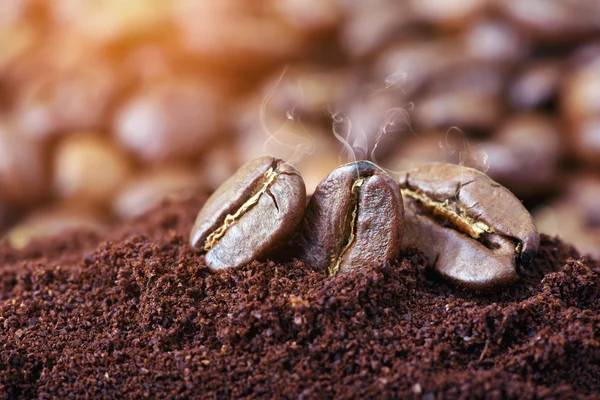 Closeup makro kávová zrna s kouřem — Stock fotografie