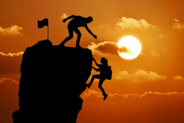 Ortak çalışma ekip çalışması iki kişi adam ve kız yolcuları birbirimize üstüne bir dağcılık takımı, güzel bir günbatımı manzara yardımcı.