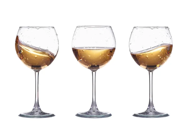 Set de copas con salpicadura de vino blanco aisladas sobre blanco —  Fotos de Stock