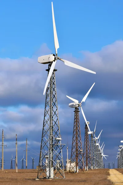 Grupp av väderkvarn för produktion av förnybar elektrisk energi, landskap, moln, himmel — Stockfoto