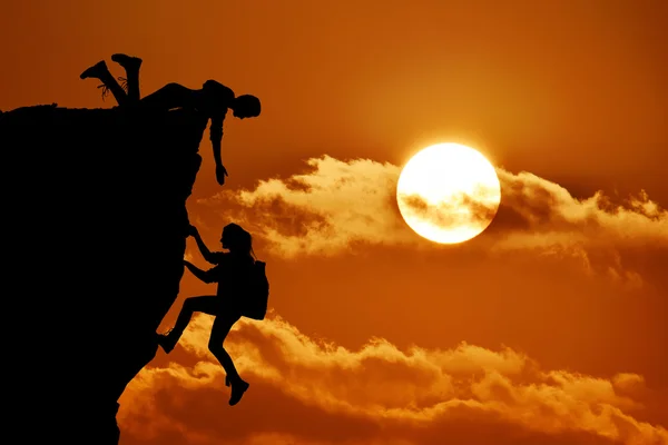 Ortak çalışma ekip çalışması iki kişi adam ve kız yolcuları birbirimize üstüne bir dağcılık takımı, güzel bir günbatımı manzara yardımcı.