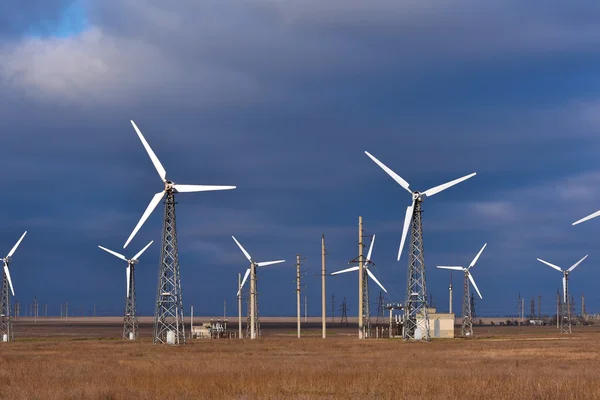 Grupo de molinos de viento para la producción de energía eléctrica renovable, paisaje, nube, cielo — Foto de Stock
