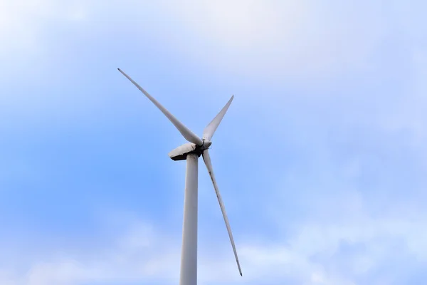 Väderkvarn för produktion av förnybar elektrisk energi, moln, himmel — Stockfoto