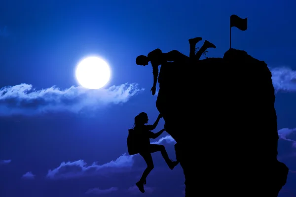 Ortak çalışma ekip çalışması iki kişi adam ve kız yolcuları birbirimize üstüne bir dağcılık takımı, güzel bir günbatımı manzara yardımcı.