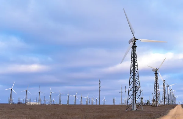 Grupo de moinho de vento para produção de energia elétrica renovável, paisagem, nuvem, céu Imagem De Stock