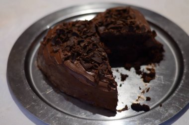 Pazar günü güneşli öğleden sonra ve aile kutlamaları tatlı, kanepe, doğum günü pastası, hediyeler ve çiçeklerle.