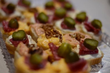 Pazar günü güneşli öğleden sonra ve aile kutlamaları tatlı, kanepe, doğum günü pastası, hediyeler ve çiçeklerle.