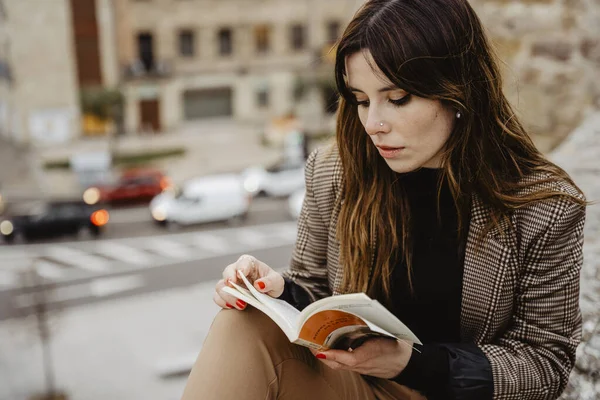 女の子は路上で本を読んで笑顔 — ストック写真